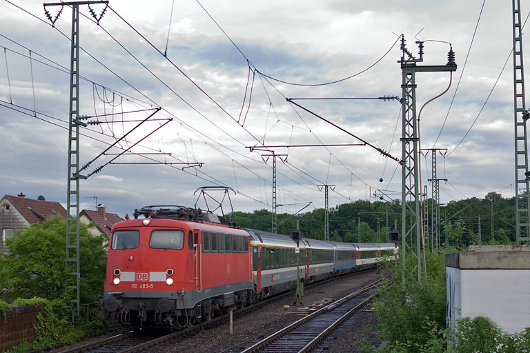 110 483 mit IC 182 bei km 16,8 (Mai 2010)