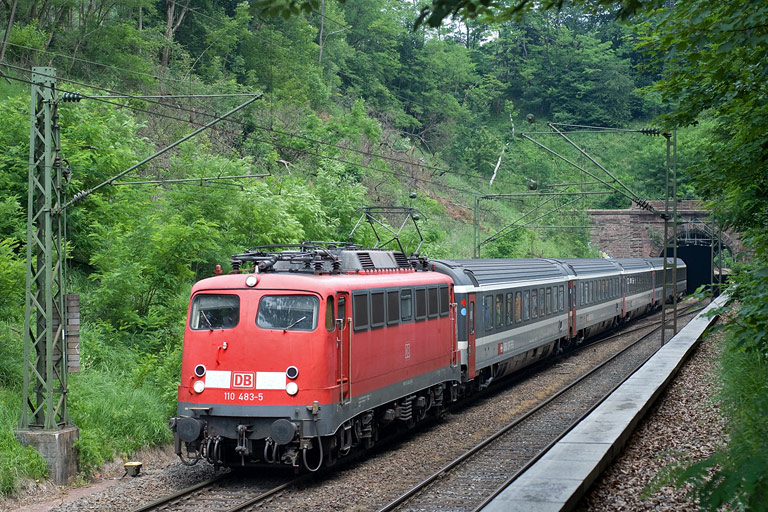 110 483 mit IC 187 bei km 18,0 (Juli 2010)