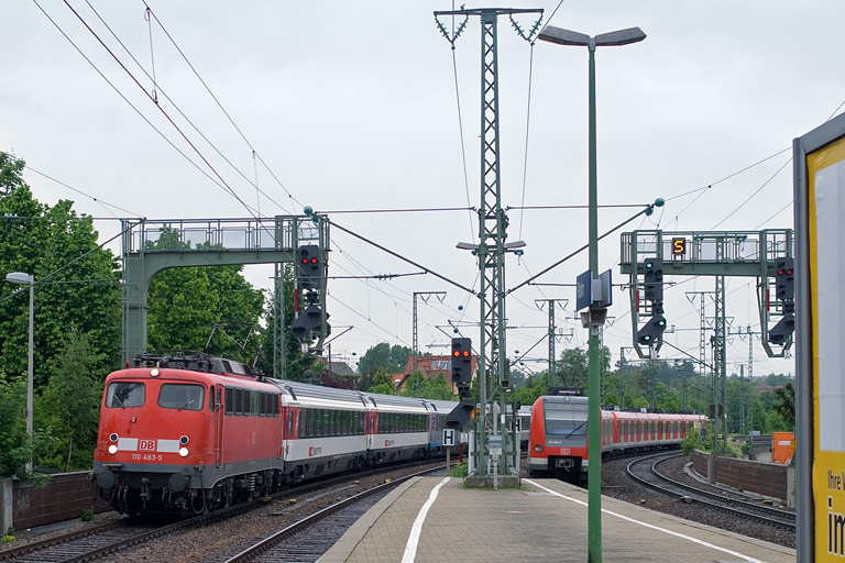 110 483 mit IC 187 bei km 16,8 (Mai 2010)