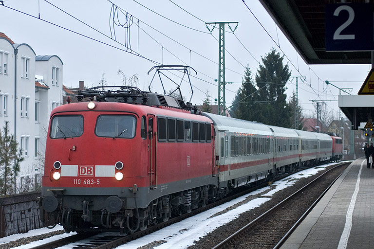 110 483 mit IC 2813 bei km 16,8 (Januar 2010)