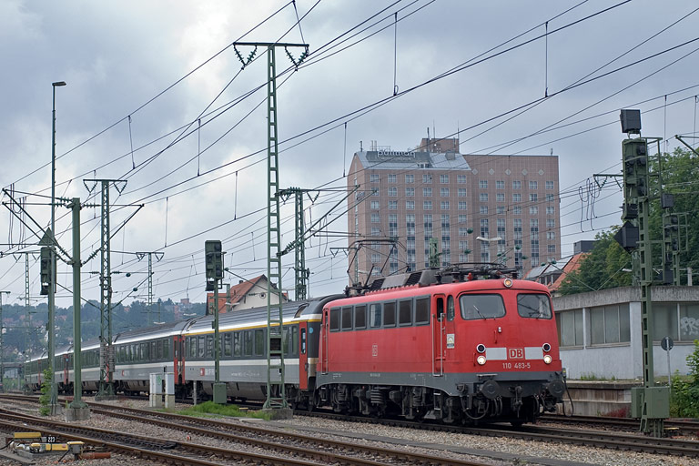 110 483 mit IC 282 bei km 15,6 (Juli 2010)