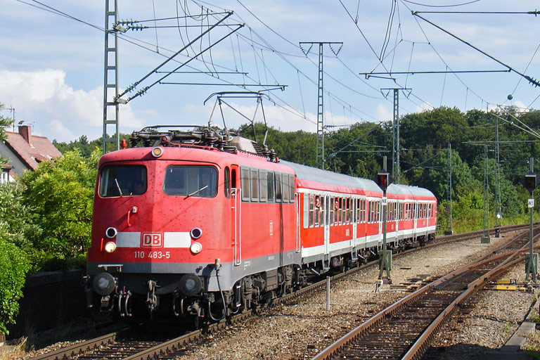 110 483 mit RE 76583 bei km 16,8 (August 2010)