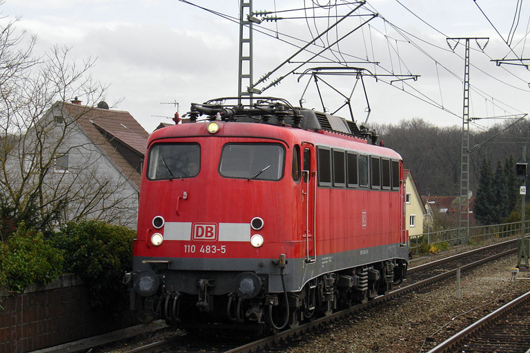 110 483 als Tfzf 76571 bei km 16,8 (November 2010)