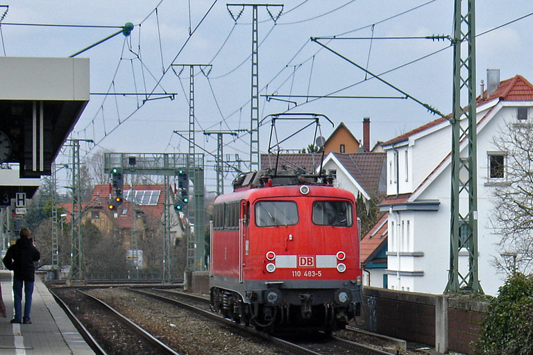 110 483 als Tfzf 76571 bei km 16,8 (November 2010)