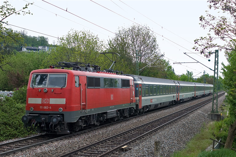 111 082 mit IC 281 bei km 12,8 (Mai 2010)