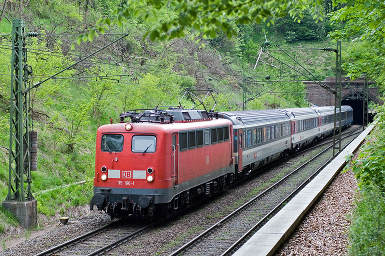 115 166 mit IC 185 bei km 18,2 (Mai 2010)