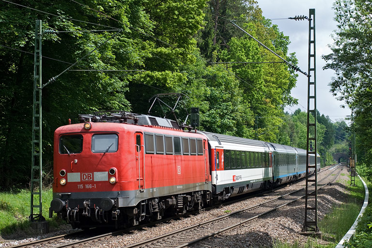 115 166 mit IC 185 bei km 18,6 (Mai 2010)