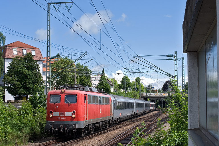 115 166 mit IC 185 bei km 15,4 (Mai 2010)