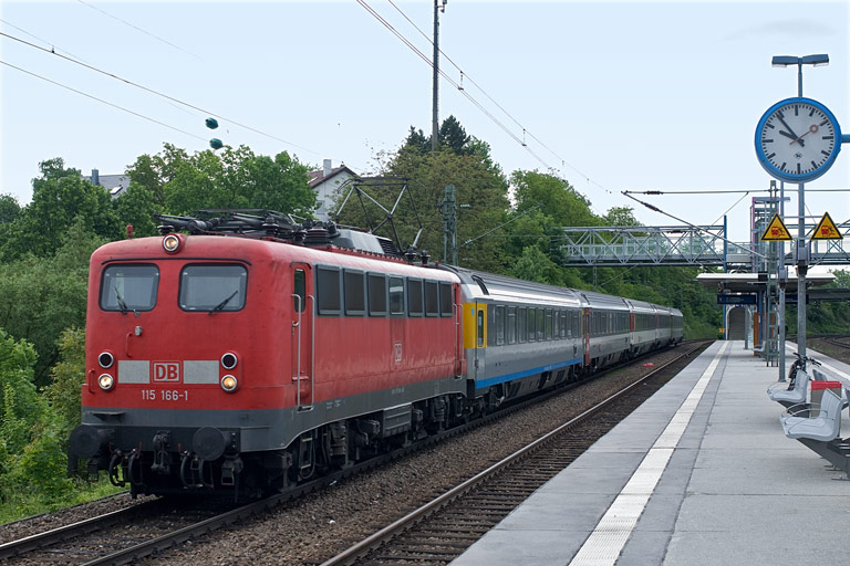 115 166 mit IC 284 bei km 14,2 (Mai 2010)