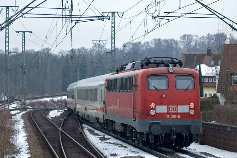 115 261 mit IC 2813 bei km 16,8 (Januar 2010)