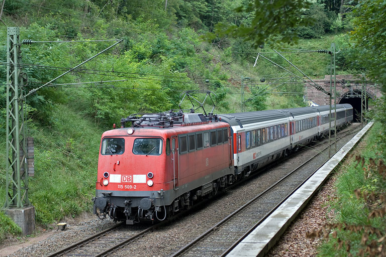 115 509 mit IC 185 bei km 17,8 (August 2010)