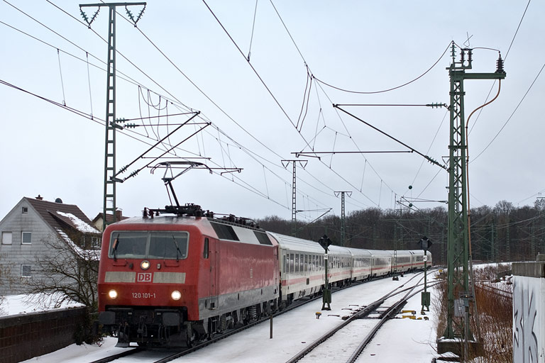 120 101 mit IC 2812 bei km 16,8 (Januar 2010)