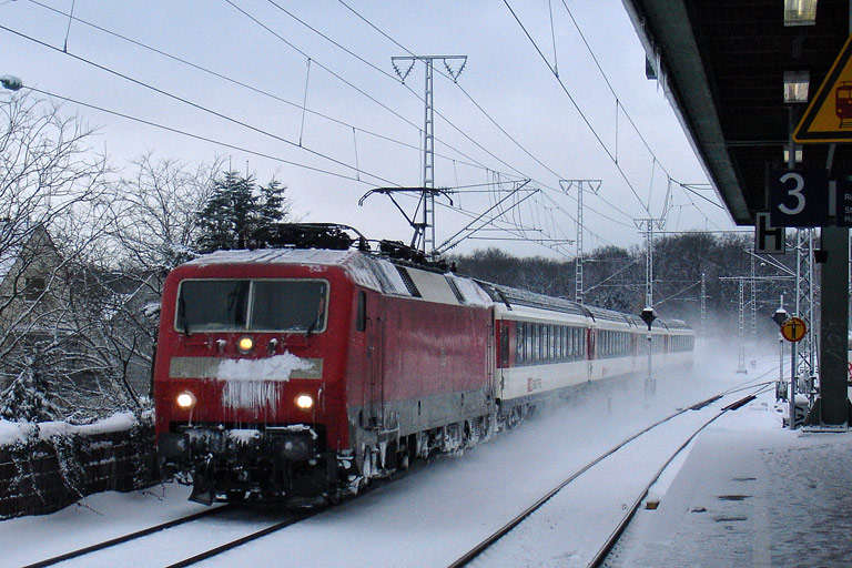 120 101 mit IC 284 bei km 16,8 (Dezember 2010)