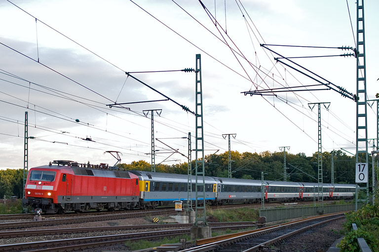 120 102 mit IC 182 bei km 17,0 (August 2010)