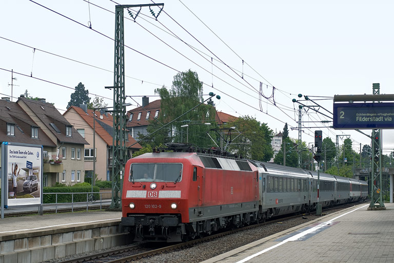 120 102 mit IC 185 bei km 15,6 (Mai 2010)