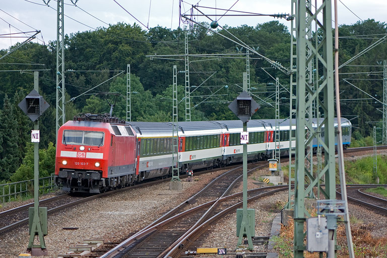 120 103 mit IC 182 bei km 17,0 (August 2010)