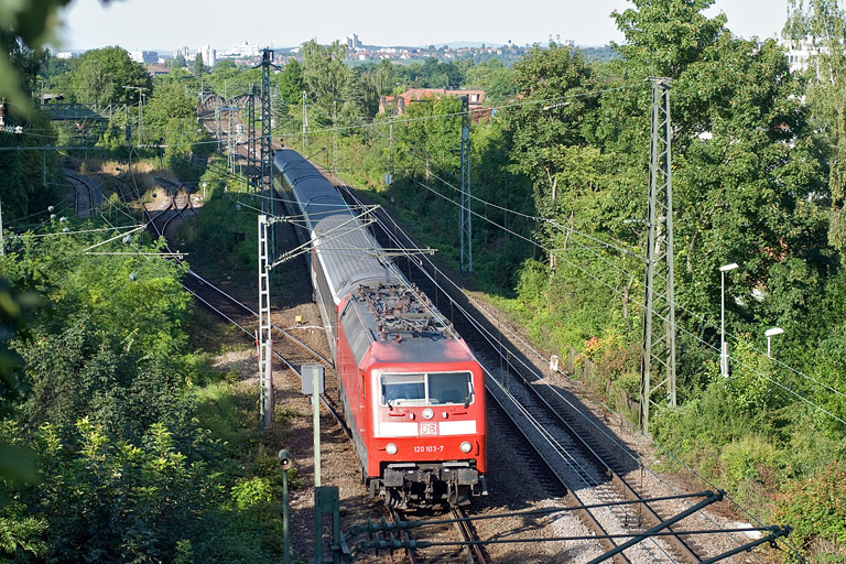 120 103 mit IC 283 bei km 3,2 (August 2010)