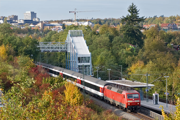 120 104 mit IC 281 bei km 14,2 (Oktober 2010)