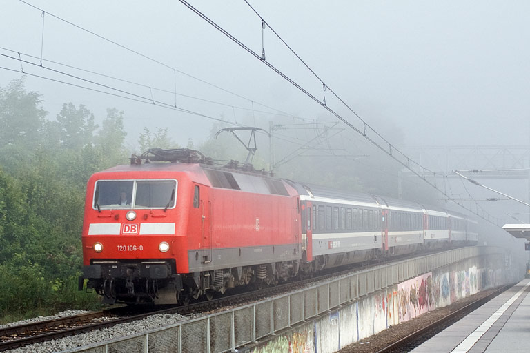 120 106 mit IC 181 bei km 14,2 (August 2010)