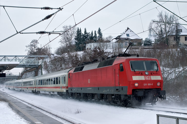 120 108 mit IC 2831 bei km 14,2 (Januar 2010)