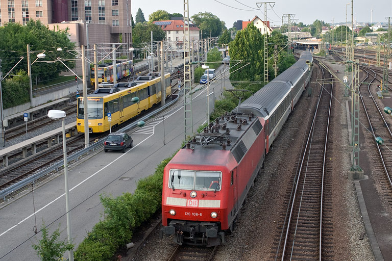 120 108 mit IC 285 bei km 15,8 (Juli 2010)