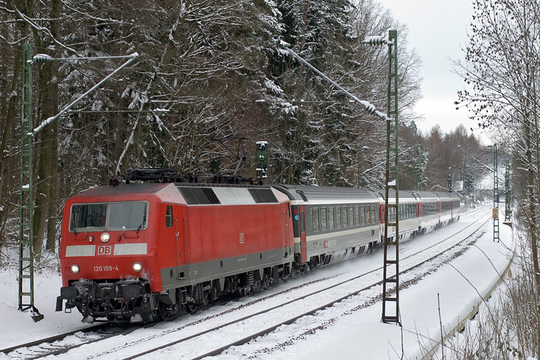 120 109 mit IC 185 bei km 18,6 (Dezember 2010)