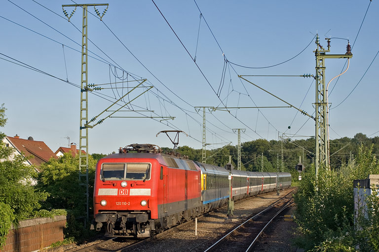 120 110 mit IC 182 bei km 16,8 (Juli 2010)