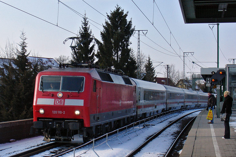 120 110 mit IC 2805 bei km 16,8 (M&auml;rz 2010)