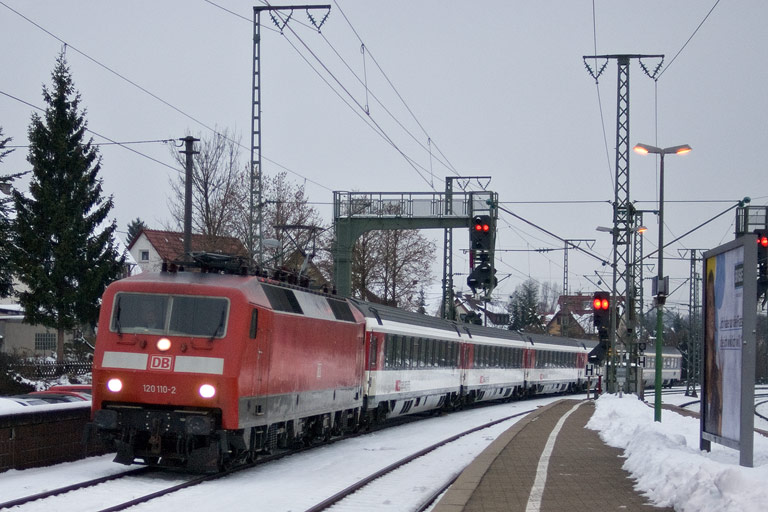 120 110 mit IC 281 bei km 16,6 (Dezember 2010)