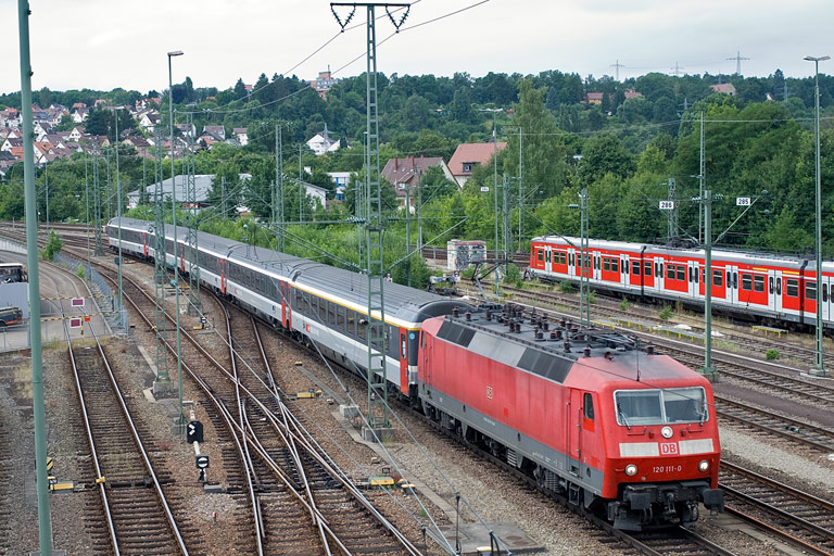 120 111 mit IC 282 bei km 16,0 (Juli 2010)