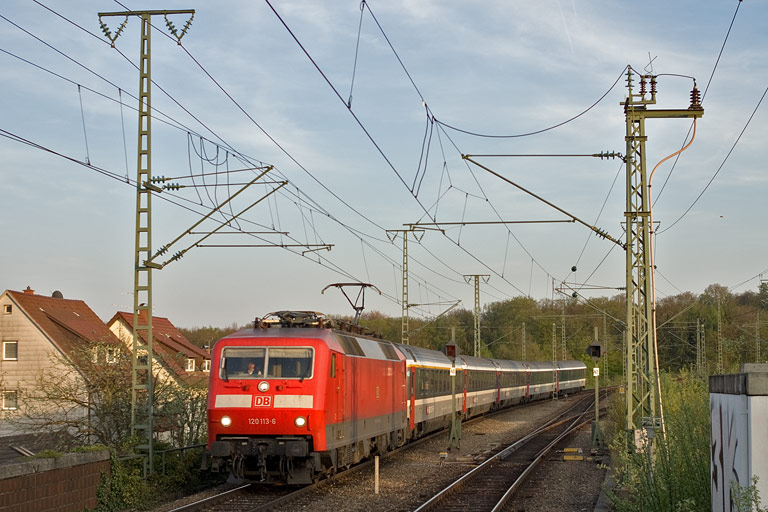 120 113 mit IC 182 bei km 16,8 (April 2010)