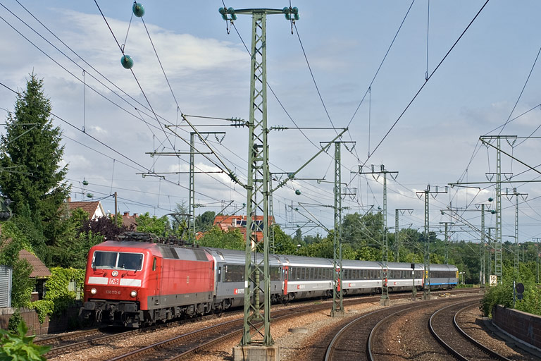 120 113 mit IC 183 bei km 16,6 (Juli 2010)