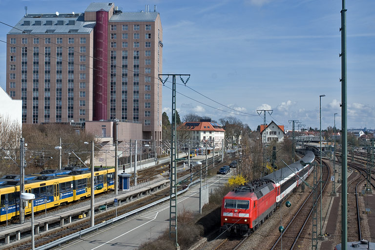 120 113 mit IC 185 bei km 15,8 (April 2010)