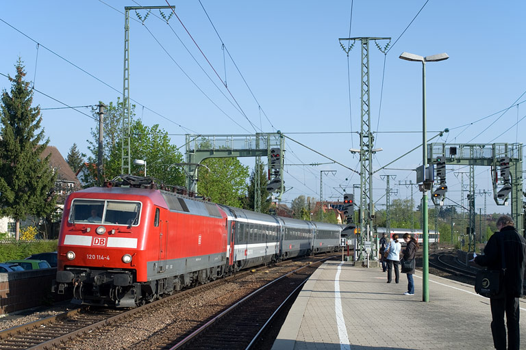 120 114 mit IC 181 bei km 16,6 (April 2010)