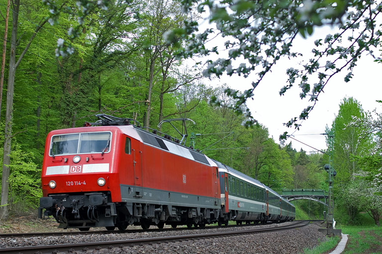 120 114 mit IC 183 bei km 11,8 (Mai 2010)