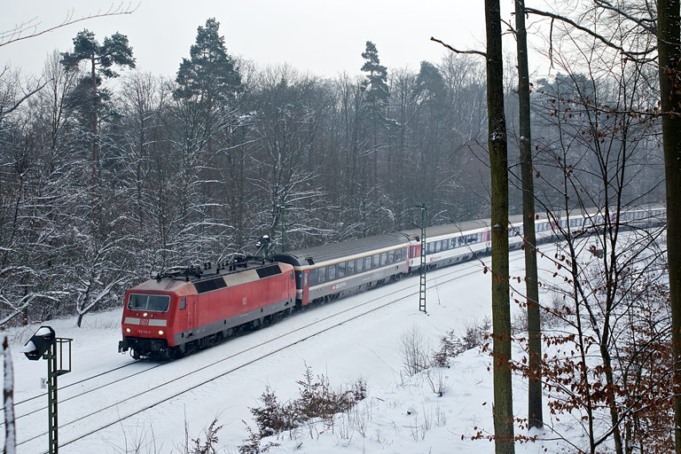 120 114 mit IC 282 bei km 11,8 (Dezember 2010)