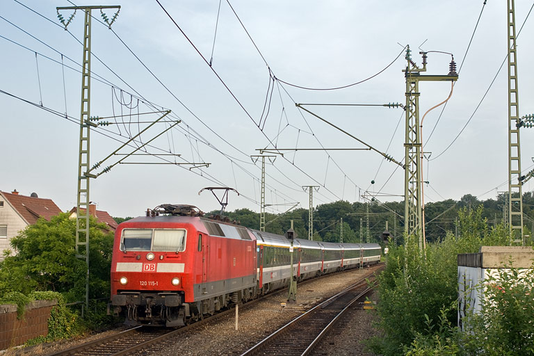 120 115 mit IC 182 bei km 16,8 (Juli 2010)