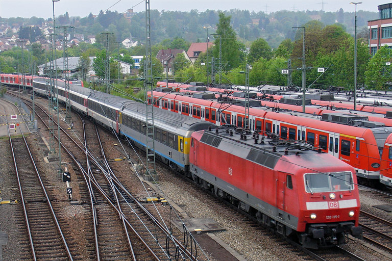 120 115 mit IC 284 bei km 16,0 (Mai 2010)