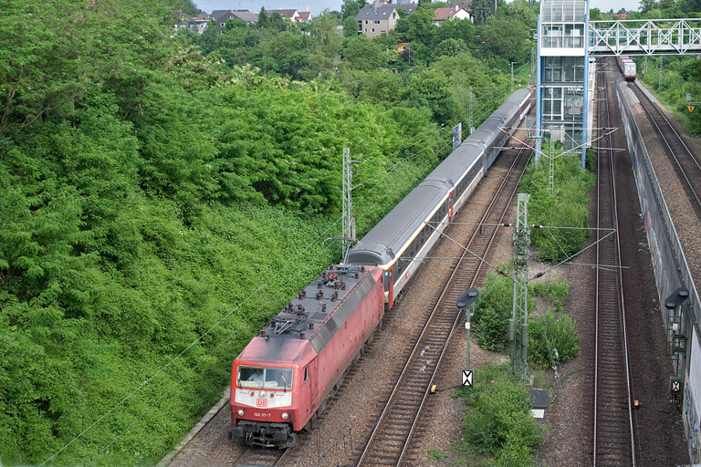 120 117 mit IC 184 bei km 14,0 (Juni 2010)