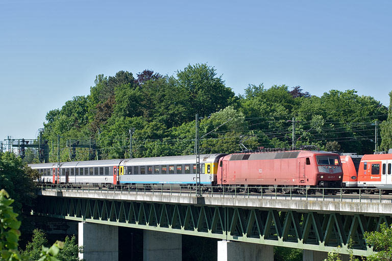 120 117 mit IC 284 bei km 14,6 (Juni 2010)
