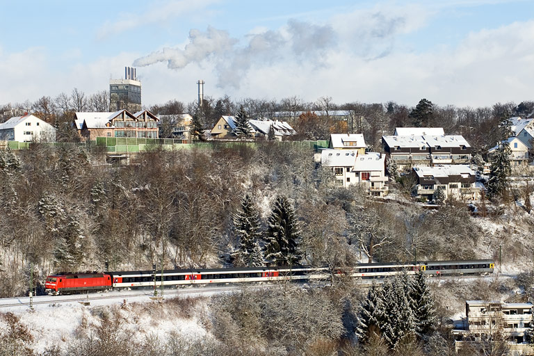 120 118 mit IC 183 bei km 13,4 (Dezember 2010)