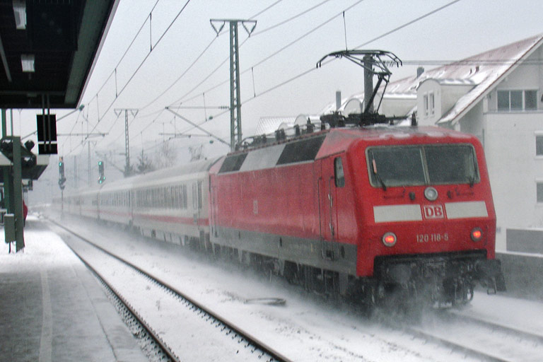 120 118 mit IC 2801 bei km 16,8 (Februar 2010)