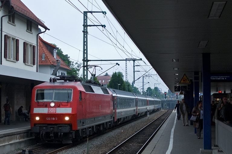 120 119 mit IC 181 bei km 15,6 (Juni 2010)