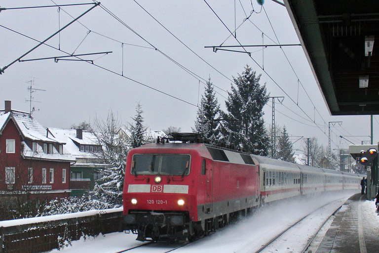 120 120 mit IC 2805 bei km 16,8 (Januar 2010)