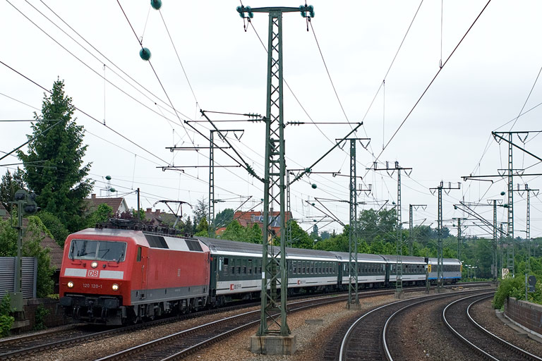 120 120 mit IC 283 bei km 16,6 (Mai 2010)