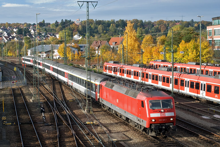 120 120 mit IC 284 bei km 16,0 (Oktober 2010)