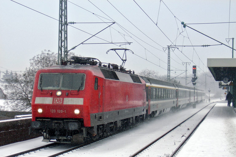 120 120 mit IC 488 bei km 16,8 (Februar 2010)