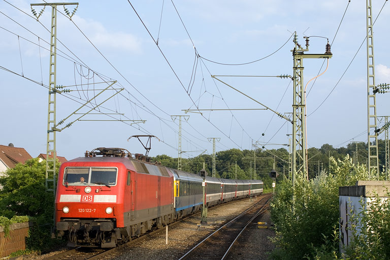 120 122 mit IC 285 bei km 16,8 (Juli 2010)