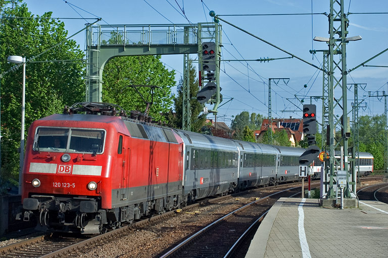 120 123 mit IC 181 bei km 16,6 (Mai 2010)