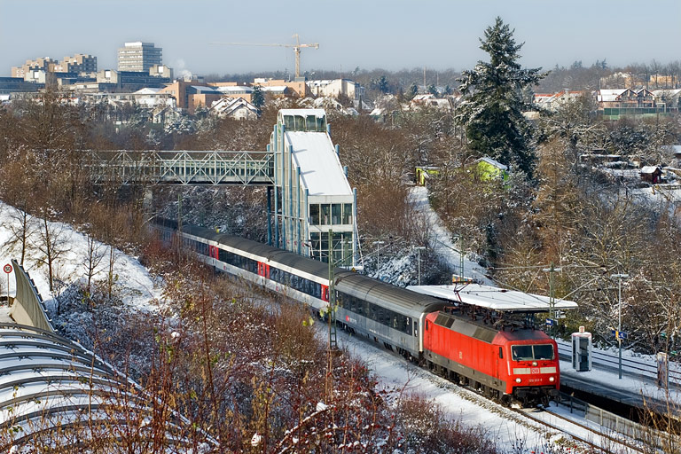 120 123 mit IC 187 bei km 14,2 (Dezember 2010)